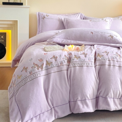 91家纺网 家纺一手货源 找家纺 （总）2025新款 专版花型 高克重9.5斤A类全消光刺绣牛奶绒四件套床盖款-蝶舞