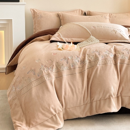 91家纺网 家纺一手货源 找家纺 （总）2025新款 专版花型 高克重9.5斤A类全消光刺绣牛奶绒四件套床盖款-蝶舞