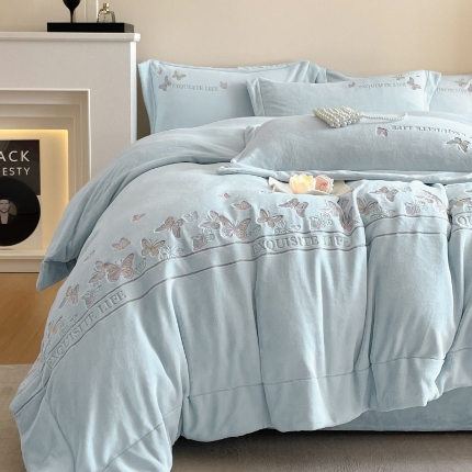 91家纺网 家纺一手货源 找家纺 （总）2025新款 专版花型 高克重9.5斤A类全消光刺绣牛奶绒四件套床盖款-蝶舞