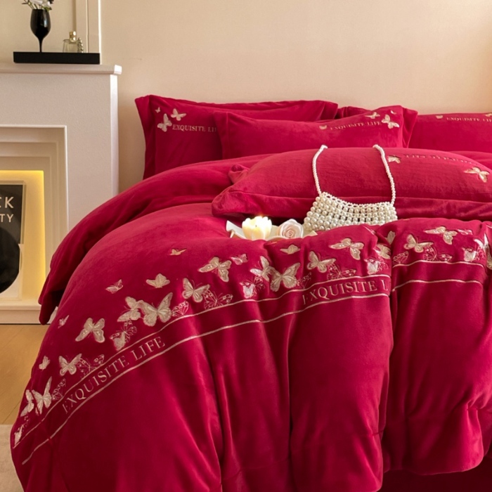 91家纺网 家纺一手货源 找家纺 （总）2025新款 专版花型 高克重9.5斤A类全消光刺绣牛奶绒四件套床盖款-蝶舞