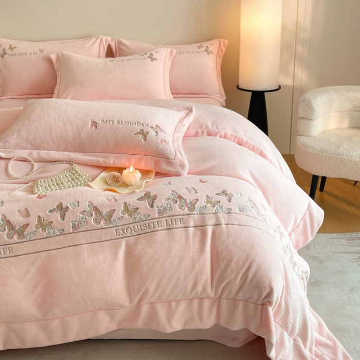 91家纺网 家纺一手货源 找家纺 （总）2025新款 专版花型 高克重9.5斤A类全消光刺绣牛奶绒四件套床盖款-蝶舞