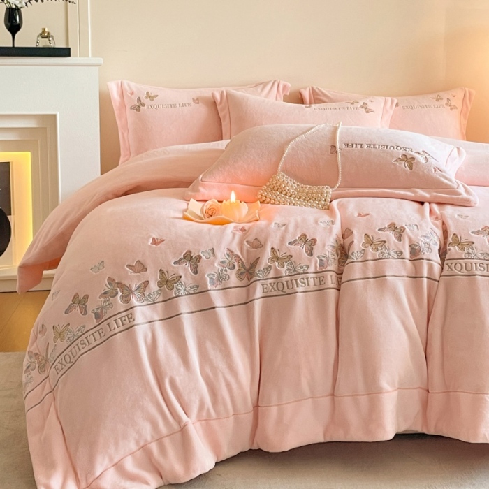 91家纺网 家纺一手货源 找家纺 （总）2025新款 专版花型 高克重9.5斤A类全消光刺绣牛奶绒四件套床盖款-蝶舞