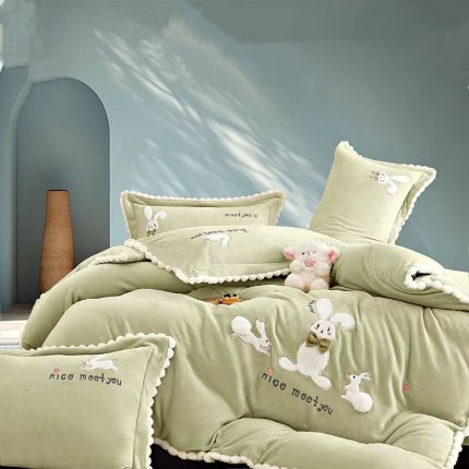 91家纺网 家纺一手货源 找家纺 2025高端保暧绒230克儿童萌萌兔手工花贴布绣四件套新品量大优惠 