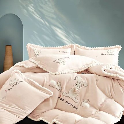 2025高端保暧绒230克儿童萌萌兔手工花贴布绣四件套新品量大优惠 