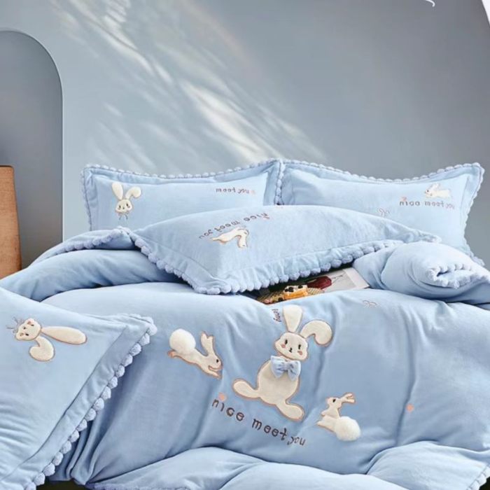 91家纺网 家纺一手货源 找家纺 2025高端保暧绒230克儿童萌萌兔手工花贴布绣四件套新品量大优惠 