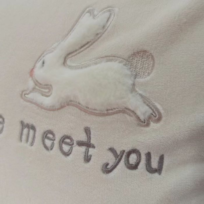 91家纺网 家纺一手货源 找家纺 2025高端保暧绒230克儿童萌萌兔手工花贴布绣四件套新品量大优惠 