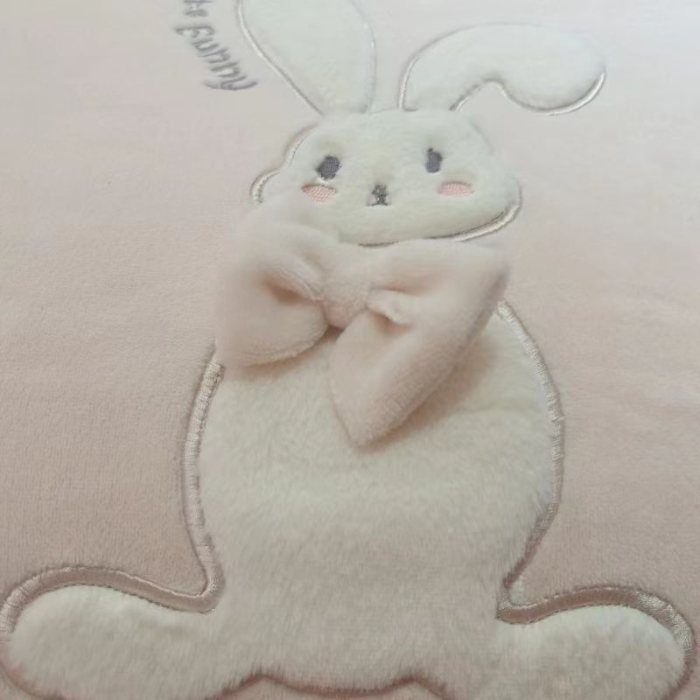 91家纺网 家纺一手货源 找家纺 2025高端保暧绒230克儿童萌萌兔手工花贴布绣四件套新品量大优惠 