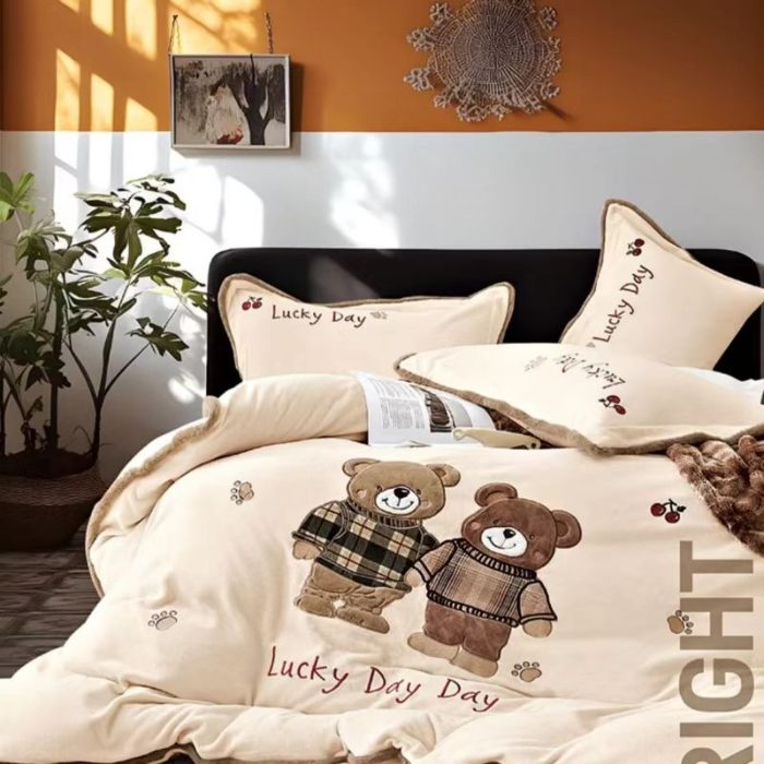 91家纺网 家纺一手货源 找家纺 2025高端保暧绒230克儿童萌萌兔手工花贴布绣四件套新品量大优惠