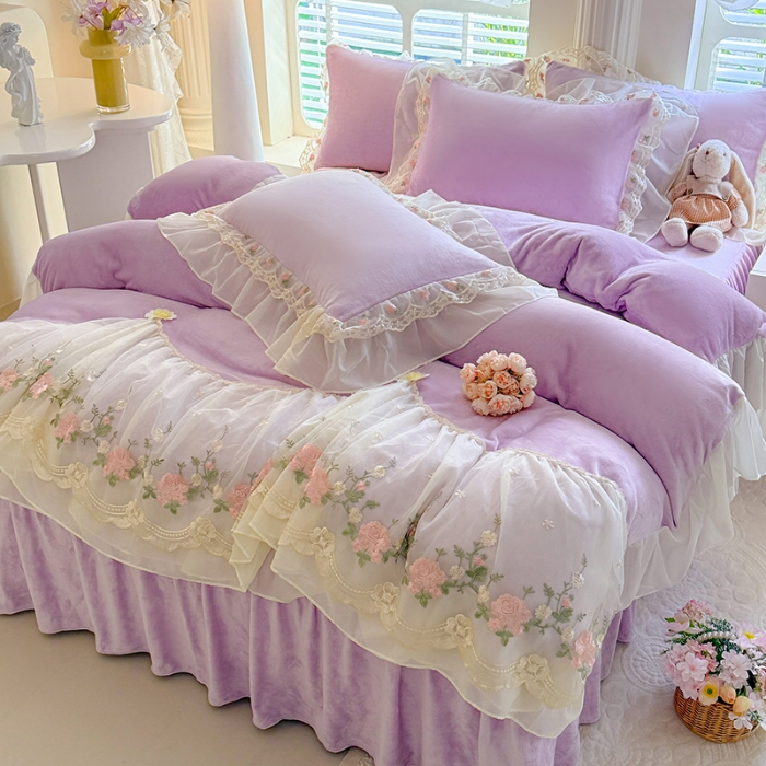 91家纺网 家纺一手货源 找家纺 （总）苏米娜2025秋冬新款230g法式公主风全消光牛奶绒床裙款四件套纯色蕾丝花边刺绣床盖款四件套