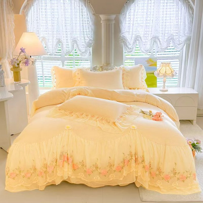 91家纺网 家纺一手货源 找家纺 （总）苏米娜2025秋冬新款230g法式公主风全消光牛奶绒床裙款四件套纯色蕾丝花边刺绣床盖款四件套