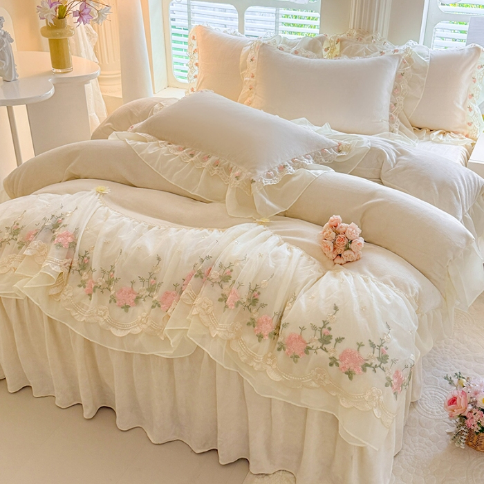 91家纺网 家纺一手货源 找家纺 （总）苏米娜2025秋冬新款230g法式公主风全消光牛奶绒床裙款四件套纯色蕾丝花边刺绣床盖款四件套