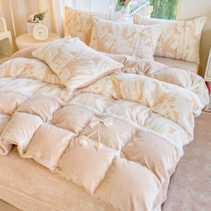 91家纺网 家纺一手货源 找家纺 （总）【苏东来】2025高端加厚法式工艺款韩版盘花边纯色甜美公主赫本风拼接雕花兔毛绒牛奶绒四件套婴儿绒