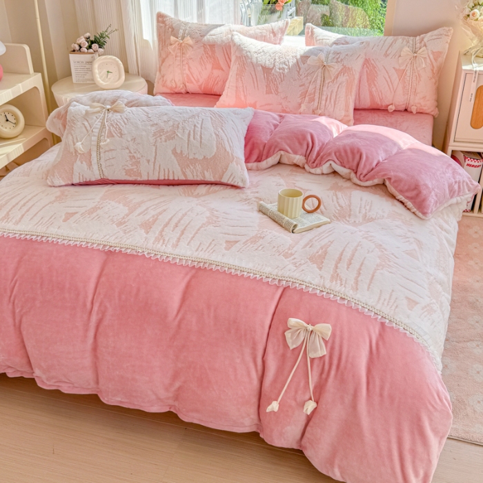 91家纺网 家纺一手货源 找家纺 （总）【苏东来】2025高端加厚法式工艺款韩版盘花边纯色甜美公主赫本风拼接雕花兔毛绒牛奶绒四件套婴儿绒