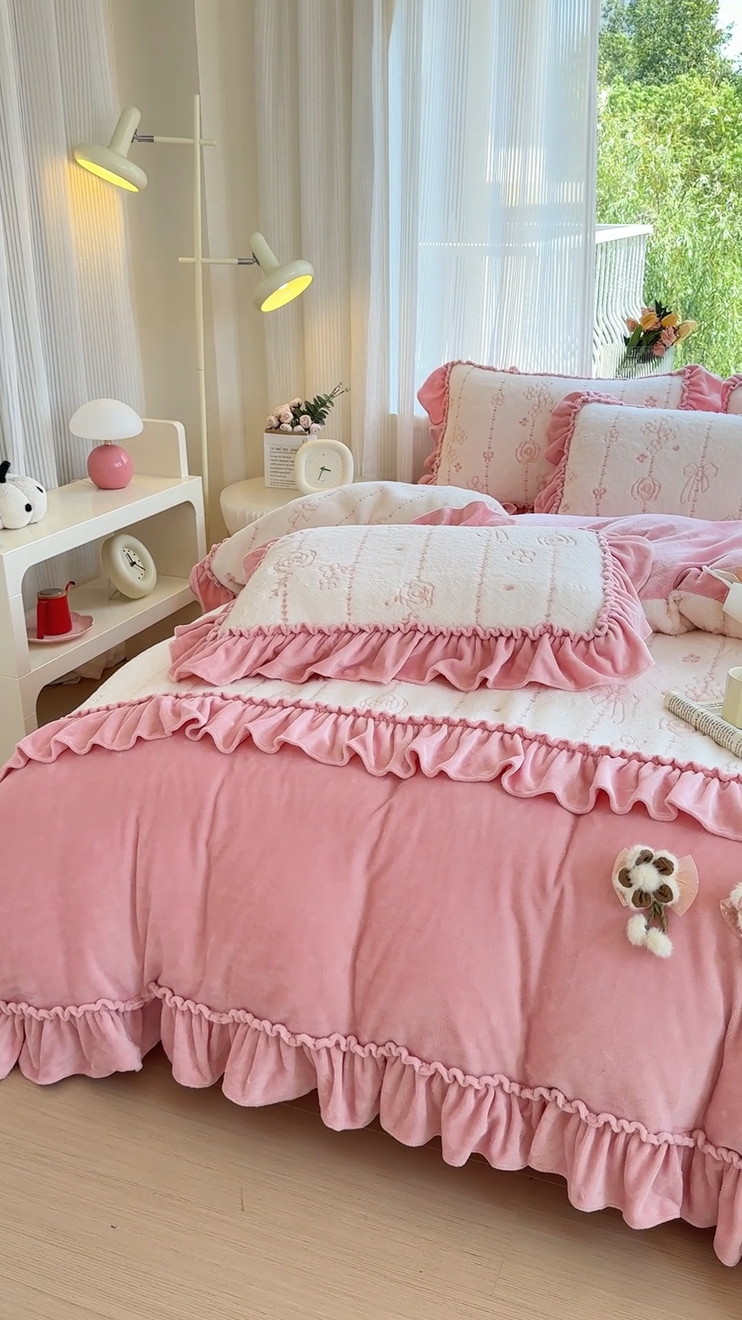 91家纺网 家纺一手货源 找家纺 （总）【苏东来】2025高端加厚法式工艺款韩版盘花边纯色甜美公主赫本风拼接雕花兔毛绒牛奶绒四件套婴儿绒