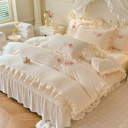 91家纺网 家纺一手货源 找家纺 （总）2025苏米娜360g全消光牛奶绒工艺款蕾丝盘花立体雕花绒牛奶绒四件套刺绣绣花套件