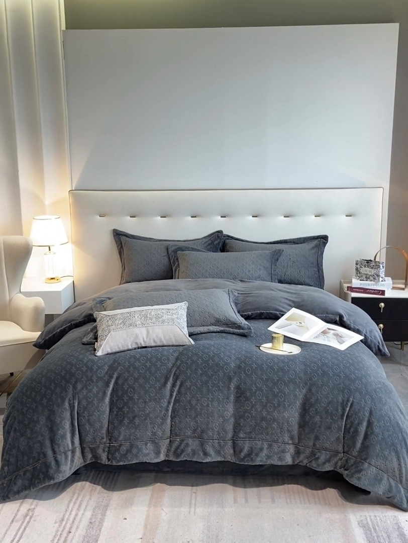 91家纺网 家纺一手货源 找家纺 （总）经年 2025年新款 高克重9斤全消光A类大牌风烂花牛奶绒四件套-路易系列