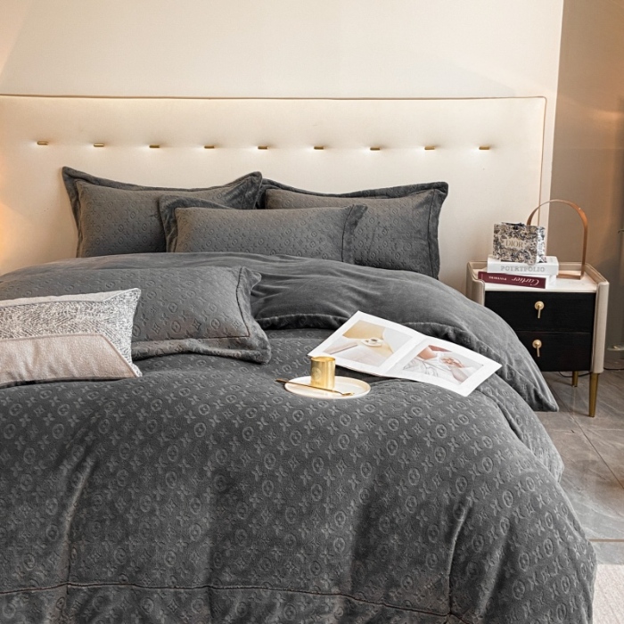 91家纺网 家纺一手货源 找家纺 （总）经年 2025年新款 高克重9斤全消光A类大牌风烂花牛奶绒四件套-路易系列