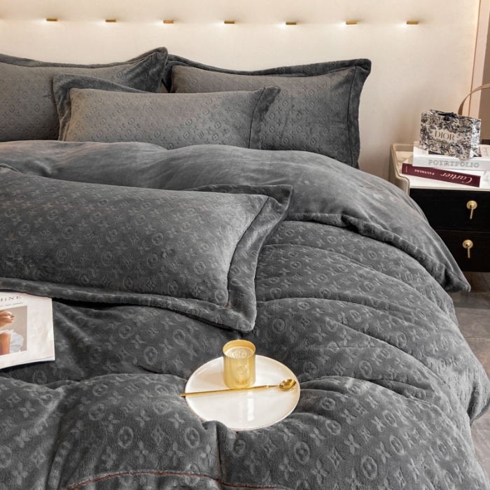 91家纺网 家纺一手货源 找家纺 （总）经年 2025年新款 高克重9斤全消光A类大牌风烂花牛奶绒四件套-路易系列