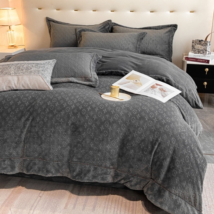 91家纺网 家纺一手货源 找家纺 （总）经年 2025年新款 高克重9斤全消光A类大牌风烂花牛奶绒四件套-路易系列