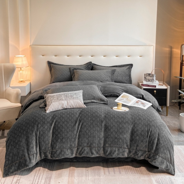 91家纺网 家纺一手货源 找家纺 （总）经年 2025年新款 高克重9斤全消光A类大牌风烂花牛奶绒四件套-路易系列