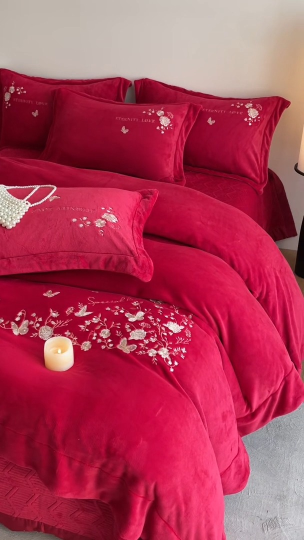 91家纺网 家纺一手货源 找家纺 （总） 2025新款专版花型 直播爆款 床盖款240克全消光A类刺绣牛奶绒四件套-浮生若梦 