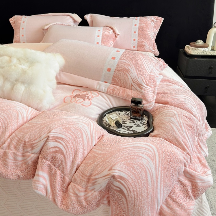 91家纺网 家纺一手货源 找家纺 （总）控价 2025新款 专版花型 直播爆款  240克9.2斤全消光A类数码印花牛奶绒四件套床盖款-贝斯