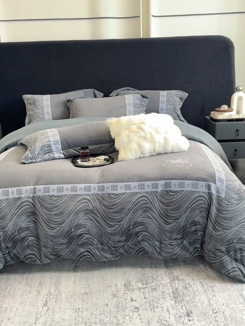 91家纺网 家纺一手货源 找家纺 （总）控价 2025新款 专版花型 直播爆款  240克9.2斤全消光A类数码印花牛奶绒四件套床盖款-贝斯