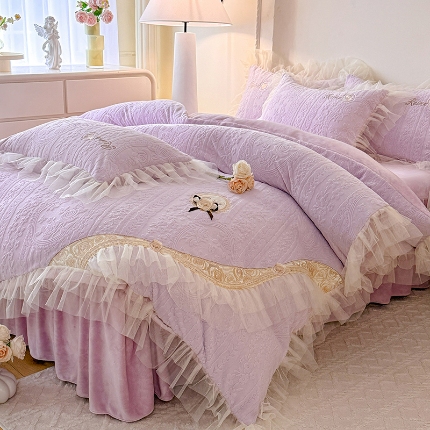 91家纺网 家纺一手货源 找家纺 2025苏米娜360g全消光牛奶绒工艺款蕾丝盘花立体雕花绒牛奶绒四件套刺绣绣花套件