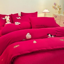 91家纺网 家纺一手货源 找家纺 （总）控价 新方向 2025年新款 全消光A类刺绣牛奶绒四件套-卡通红色系列,呆萌小狗-洋酒红,可爱卢比-洋酒红,幸运兔-洋酒红,腊肠狗-洋酒红,可爱猫-洋酒红,可爱兔-洋酒红