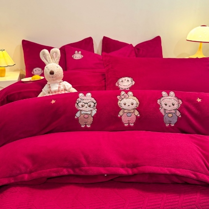 91家纺网 家纺一手货源 找家纺 （总）控价 新方向 2025年新款 全消光A类刺绣牛奶绒四件套-卡通红色系列