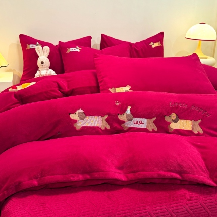 91家纺网 家纺一手货源 找家纺 （总）控价 新方向 2025年新款 全消光A类刺绣牛奶绒四件套-卡通红色系列