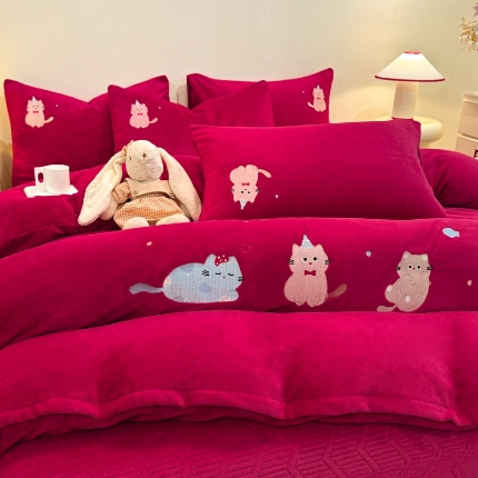 91家纺网 家纺一手货源 找家纺 （总）控价 新方向 2025年新款 全消光A类刺绣牛奶绒四件套-卡通红色系列