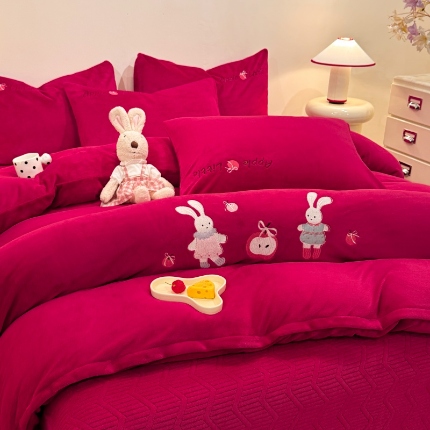 91家纺网 家纺一手货源 找家纺 （总）控价 新方向 2025年新款 全消光A类刺绣牛奶绒四件套-卡通红色系列