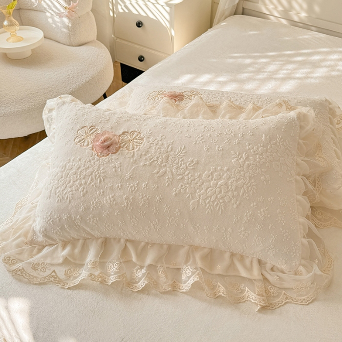 91家纺网 家纺一手货源 找家纺 （总）2025漫布云纺360g全消光牛奶绒工艺款蕾丝盘花立体雕花绒牛奶绒四件套刺绣绣花套件