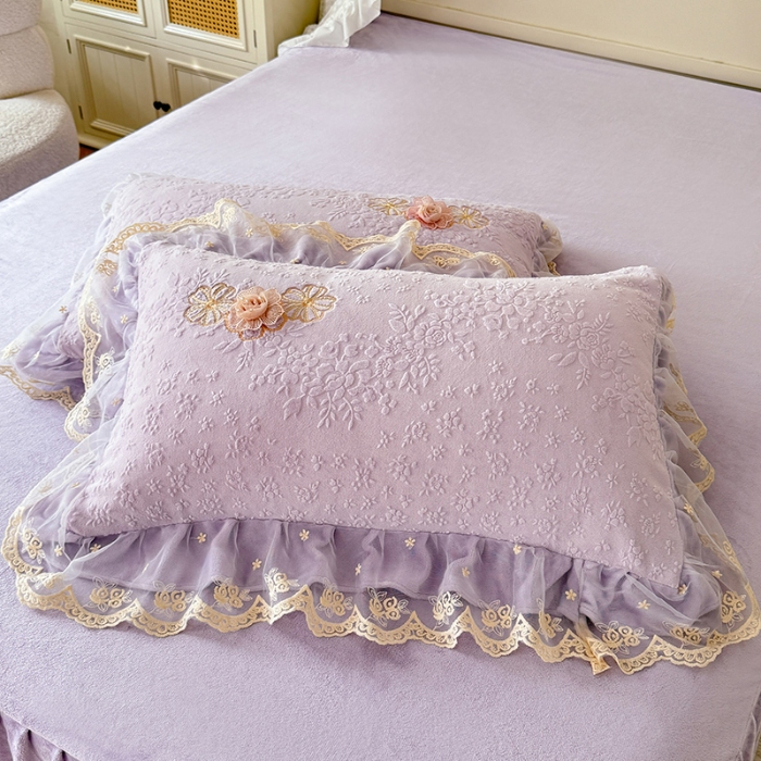 91家纺网 家纺一手货源 找家纺 （总）2025漫布云纺360g全消光牛奶绒工艺款蕾丝盘花立体雕花绒牛奶绒四件套刺绣绣花套件