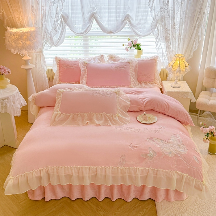 91家纺网 家纺一手货源 找家纺 漫布云家纺SUMINA 2025新款简约ins风A类全消光230g牛奶绒公主绒四件套床裙款被套-彩蝶系列 彩蝶-樱花粉