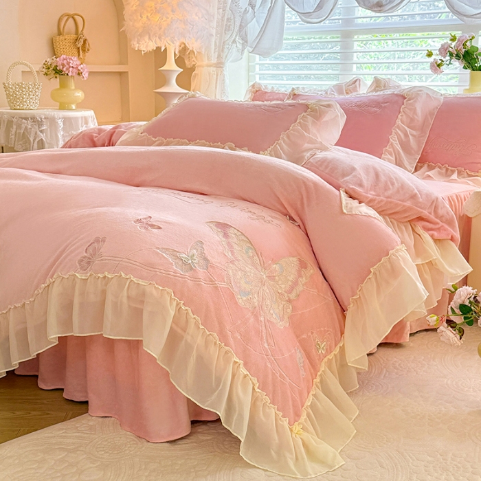 91家纺网 家纺一手货源 找家纺 漫布云家纺SUMINA 2025新款简约ins风A类全消光230g牛奶绒公主绒四件套床裙款被套-彩蝶系列 彩蝶-樱花粉