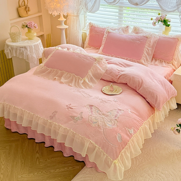 91家纺网 家纺一手货源 找家纺 漫布云家纺SUMINA 2025新款简约ins风A类全消光230g牛奶绒公主绒四件套床裙款被套-彩蝶系列 彩蝶-樱花粉