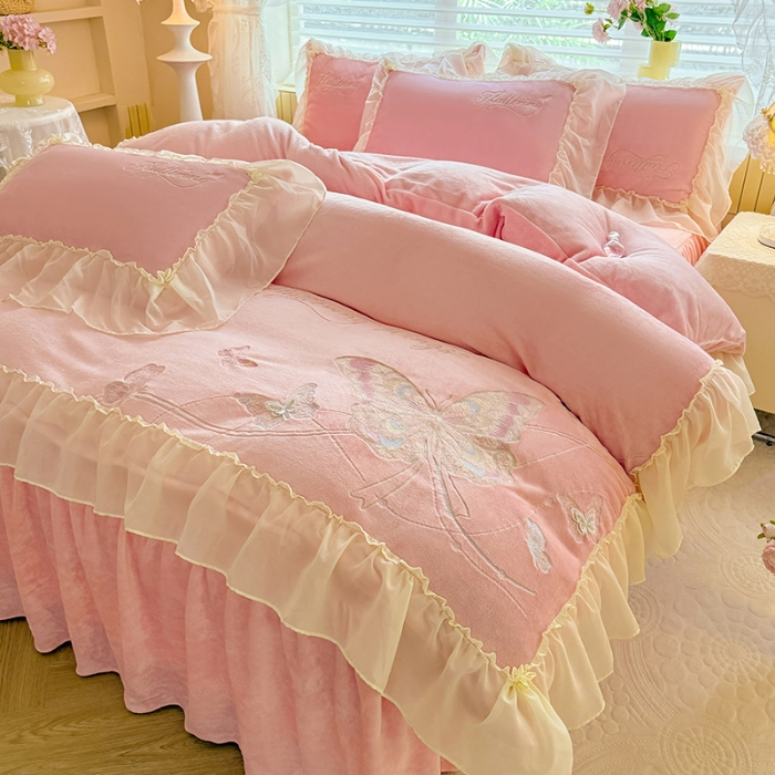 91家纺网 家纺一手货源 找家纺 漫布云家纺SUMINA 2025新款简约ins风A类全消光230g牛奶绒公主绒四件套床裙款被套-彩蝶系列 彩蝶-樱花粉