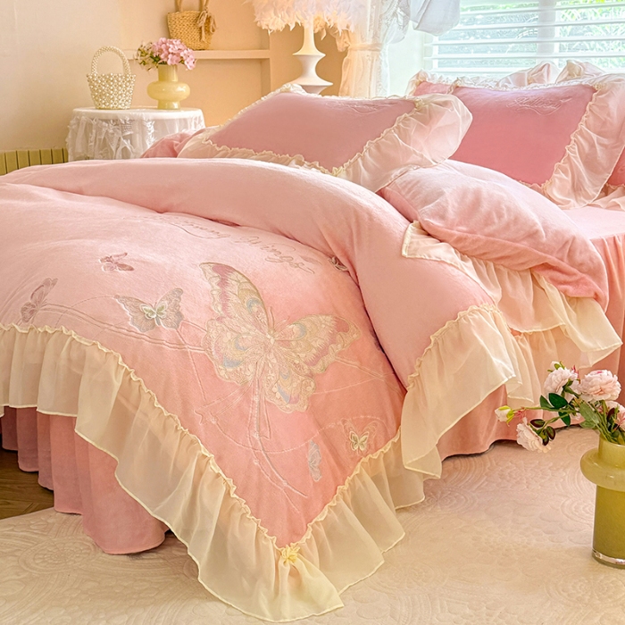 91家纺网 家纺一手货源 找家纺 漫布云家纺SUMINA 2025新款简约ins风A类全消光230g牛奶绒公主绒四件套床裙款被套-彩蝶系列 彩蝶-樱花粉