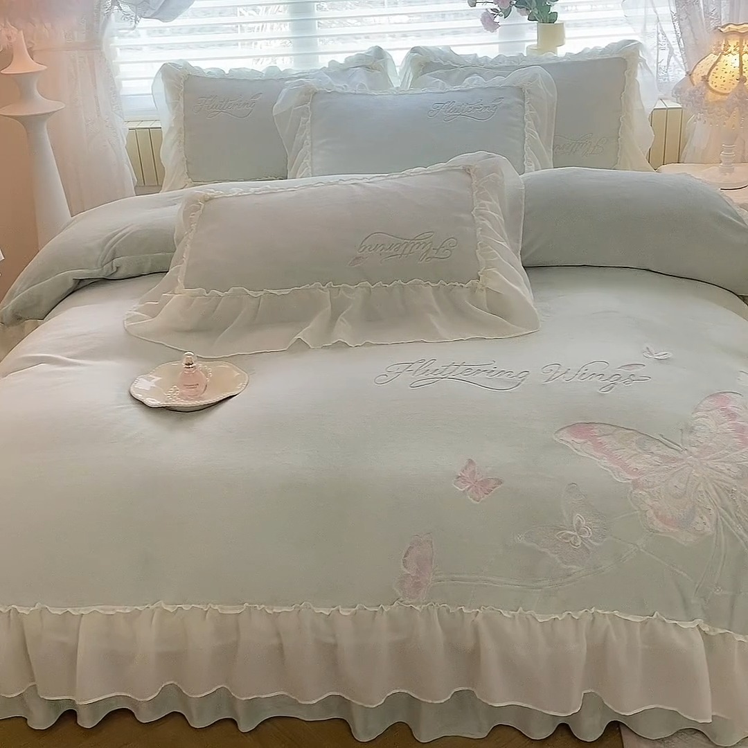 91家纺网 家纺一手货源 找家纺 漫布云家纺SUMINA 2025新款简约ins风A类全消光230g牛奶绒公主绒四件套床裙款被套-彩蝶系列  彩蝶-新芽绿 