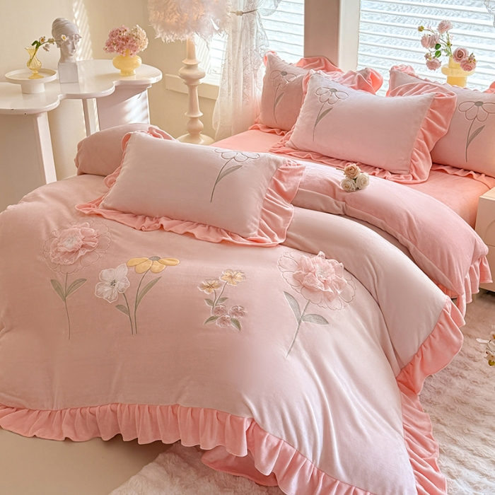 91家纺网 家纺一手货源 找家纺 （总）苏米娜家纺SUMINA 2025新款230g高克重韩版立体盘花牛奶蚕丝绒绣花四件套床裙款被套-洛丽塔系列