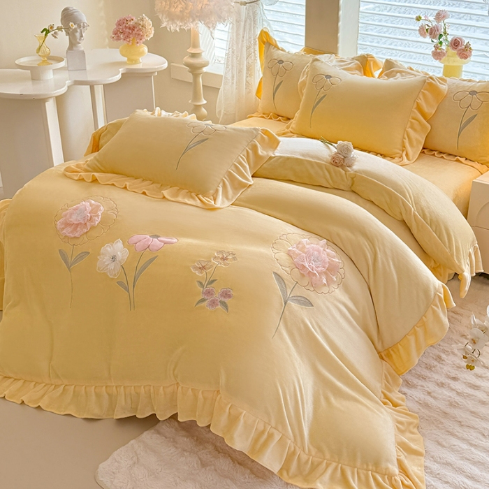 91家纺网 家纺一手货源 找家纺 苏米娜家纺SUMINA 2025新款230g高克重韩版立体盘花牛奶蚕丝绒绣花四件套床裙款被套-洛丽塔系列 洛丽塔-嫩黄 