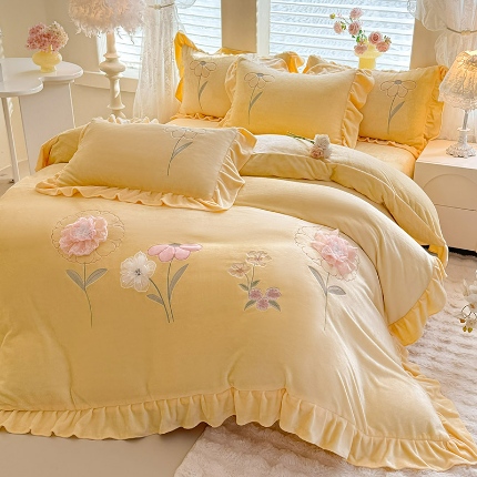 苏米娜家纺SUMINA 2025新款230g高克重韩版立体盘花牛奶蚕丝绒绣花四件套床裙款被套-洛丽塔系列 洛丽塔-嫩黄 