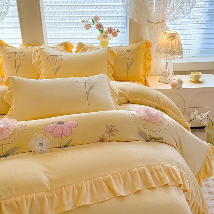 91家纺网 家纺一手货源 找家纺 苏米娜家纺SUMINA 2025新款230g高克重韩版立体盘花牛奶蚕丝绒绣花四件套床裙款被套-洛丽塔系列 洛丽塔-嫩黄 