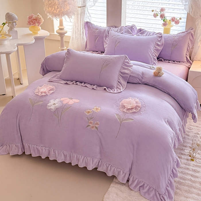 91家纺网 家纺一手货源 找家纺 苏米娜家纺SUMINA 2025新款230g高克重韩版立体盘花牛奶蚕丝绒绣花四件套床裙款被套-洛丽塔系列 洛丽塔-香芋紫