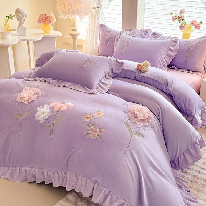 91家纺网 家纺一手货源 找家纺 苏米娜家纺SUMINA 2025新款230g高克重韩版立体盘花牛奶蚕丝绒绣花四件套床裙款被套-洛丽塔系列 洛丽塔-香芋紫