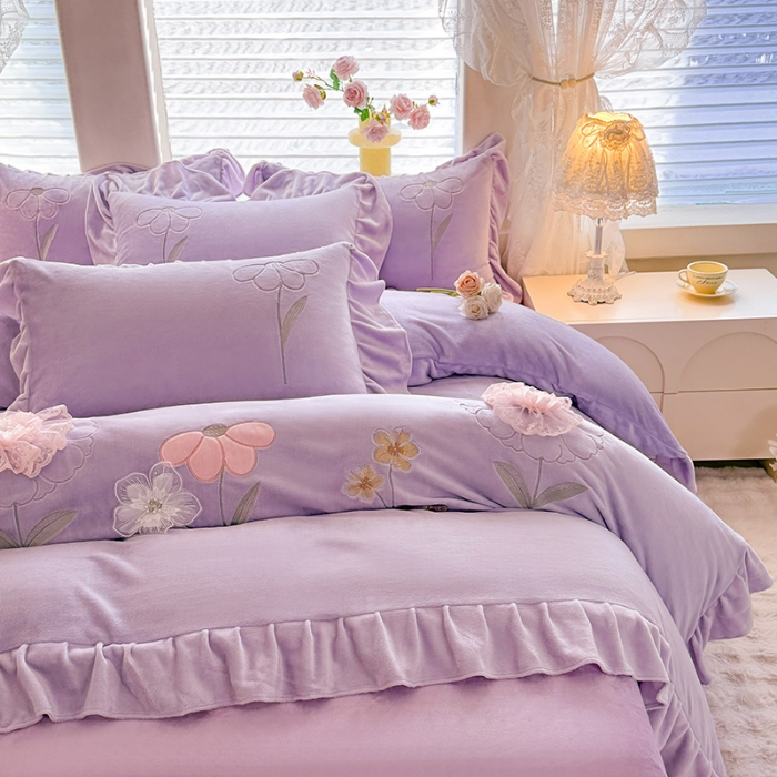 91家纺网 家纺一手货源 找家纺 苏米娜家纺SUMINA 2025新款230g高克重韩版立体盘花牛奶蚕丝绒绣花四件套床裙款被套-洛丽塔系列 洛丽塔-香芋紫