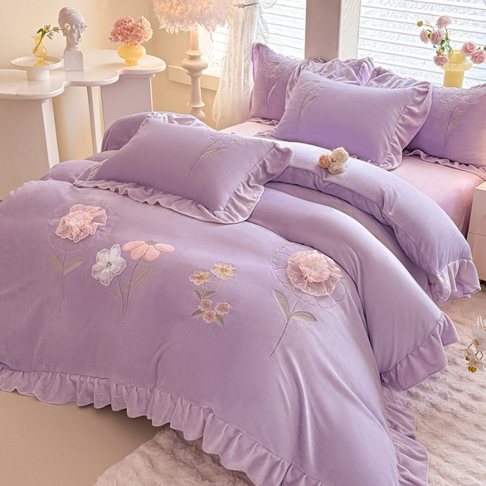 91家纺网 家纺一手货源 找家纺 苏米娜家纺SUMINA 2025新款230g高克重韩版立体盘花牛奶蚕丝绒绣花四件套床裙款被套-洛丽塔系列 洛丽塔-香芋紫