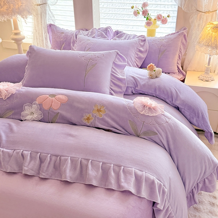 91家纺网 家纺一手货源 找家纺 苏米娜家纺SUMINA 2025新款230g高克重韩版立体盘花牛奶蚕丝绒绣花四件套床裙款被套-洛丽塔系列 洛丽塔-香芋紫